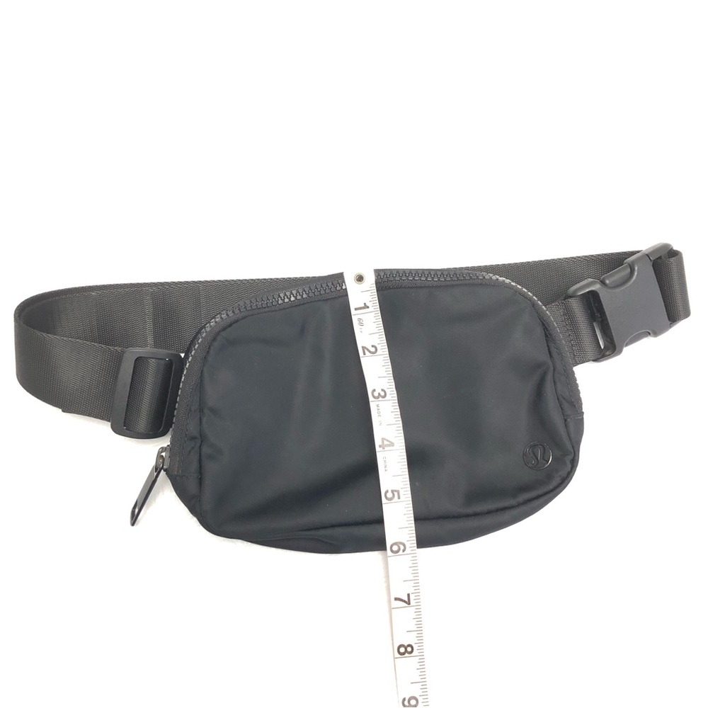 Lululemon Everywhere Belt Bag Large 1L  in Solid Black USED - Picture 7 of 11
